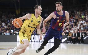Marcelinho Huertas, con la camiseta amarilla del Tenerife, bota el balón defendido por Tomas Satoransky, del Barça