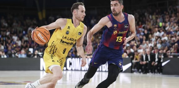 Marcelinho Huertas, con la camiseta amarilla del Tenerife, bota el balón defendido por Tomas Satoransky, del Barça