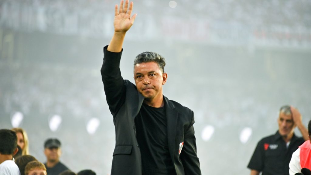 Marcelo Gallardo saluda a la grada del Estadio Monumental de River Plate durante su segunda etapa dirigiendo al equipo.