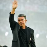 Marcelo Gallardo saluda a la grada del Estadio Monumental de River Plate durante su segunda etapa dirigiendo al equipo.