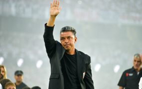 Marcelo Gallardo saluda a la grada del Estadio Monumental de River Plate durante su segunda etapa dirigiendo al equipo.