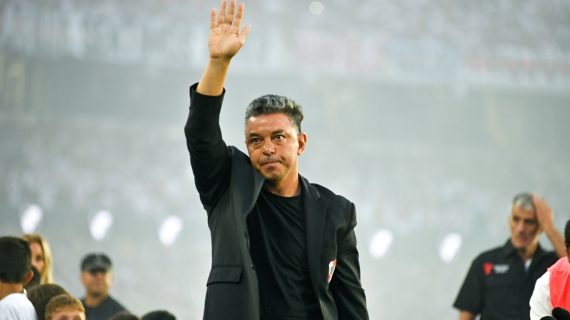 Marcelo Gallardo saluda a la grada del Estadio Monumental de River Plate durante su segunda etapa dirigiendo al equipo.