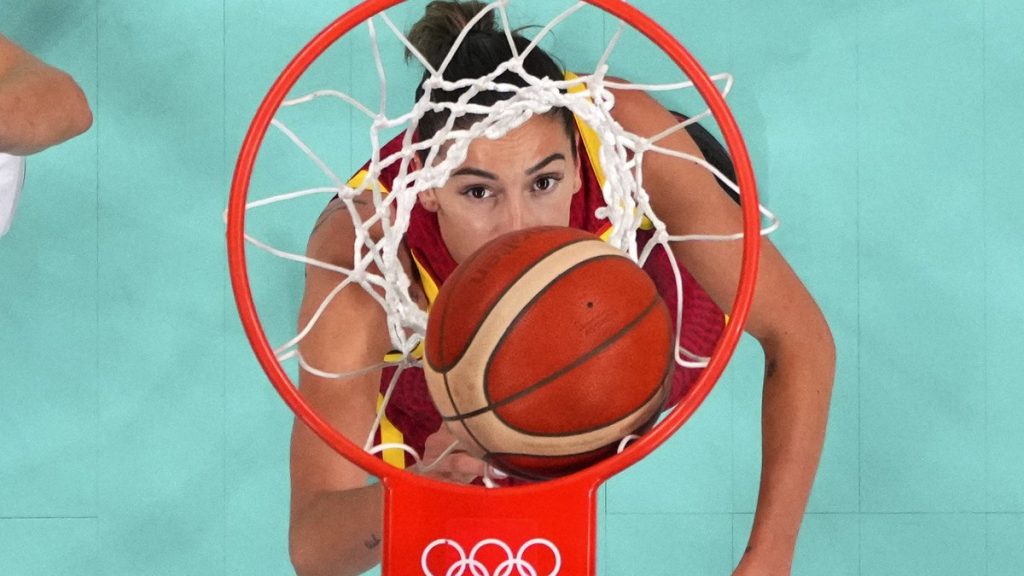 Mariona Ortiz sigue la trayectoria del balón durante un partido de la selección española de baloncesto