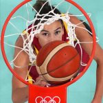Mariona Ortiz sigue la trayectoria del balón durante un partido de la selección española de baloncesto