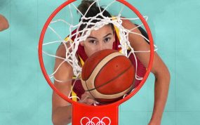 Mariona Ortiz sigue la trayectoria del balón durante un partido de la selección española de baloncesto