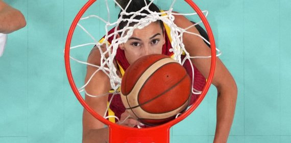Mariona Ortiz sigue la trayectoria del balón durante un partido de la selección española de baloncesto