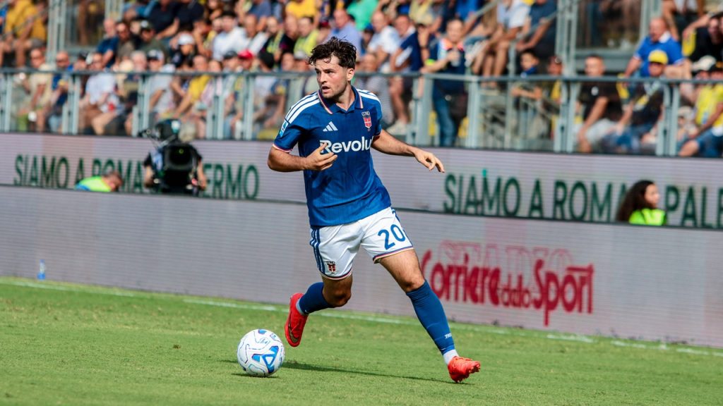 Martin Baturina controla un balón en un partido entre el Frosinone y el Como, su equipo, de la Serie A 2026/27.
