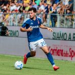 Martin Baturina controla un balón en un partido entre el Frosinone y el Como, su equipo, de la Serie A 2026/27.