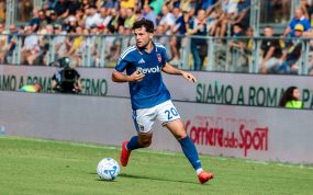 Martin Baturina controla un balón en un partido entre el Frosinone y el Como, su equipo, de la Serie A 2026/27.