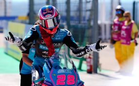 Máximo Quiles celebra con los brazos abiertos sobre su moto tras ganar en Alcañiz