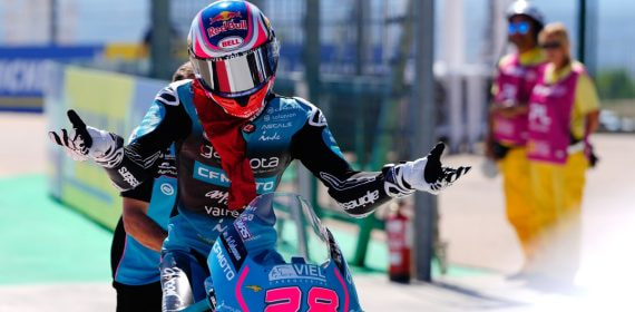 Máximo Quiles celebra con los brazos abiertos sobre su moto tras ganar en Alcañiz