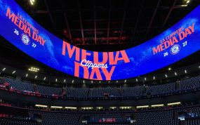 Pantalla gigante circular con el rótulo del media day de los Clippers sobre las gradas vacías de un pabellón