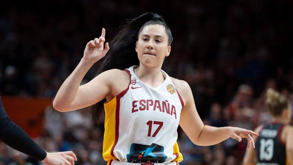 Megan Gustafson, con la camiseta blanca de España y el número 17, levanta un dedo en la pista durante un partido ante Alemania