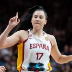 Megan Gustafson, con la camiseta blanca de España y el número 17, levanta un dedo en la pista durante un partido ante Alemania