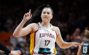 Megan Gustafson, con la camiseta blanca de España y el número 17, levanta un dedo en la pista durante un partido ante Alemania