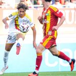 Mezian Mesloub golpea el balón con el exterior del pie durante un partido entre el Le Mans y el Lens de la Ligue 1 2026/27.