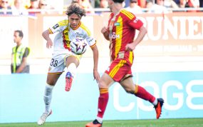 Mezian Mesloub golpea el balón con el exterior del pie durante un partido entre el Le Mans y el Lens de la Ligue 1 2026/27.