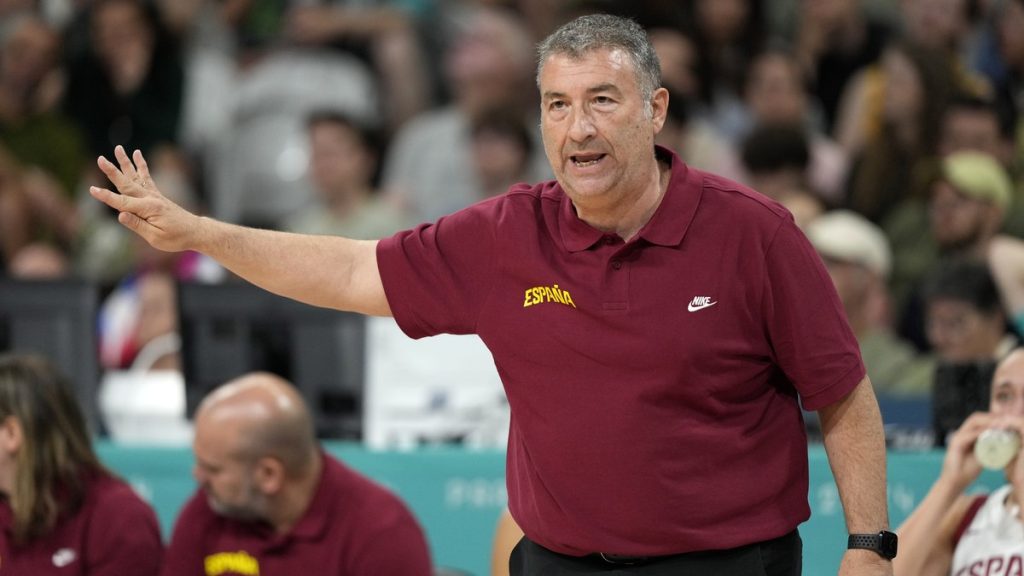 Miguel Méndez gesticula desde la banda durante un partido de la selección española femenina de baloncesto