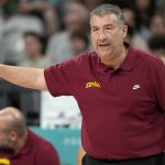 Miguel Méndez gesticula desde la banda durante un partido de la selección española femenina de baloncesto