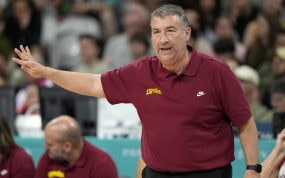 Miguel Méndez gesticula desde la banda durante un partido de la selección española femenina de baloncesto