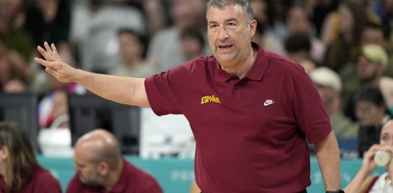 Miguel Méndez gesticula desde la banda durante un partido de la selección española femenina de baloncesto