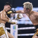 Naoya Inoue, con calzón negro y dorado, lanza un golpe a la cara de Junto Nakatani sobre el ring
