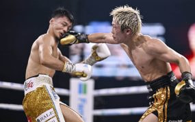 Naoya Inoue, con calzón negro y dorado, lanza un golpe a la cara de Junto Nakatani sobre el ring