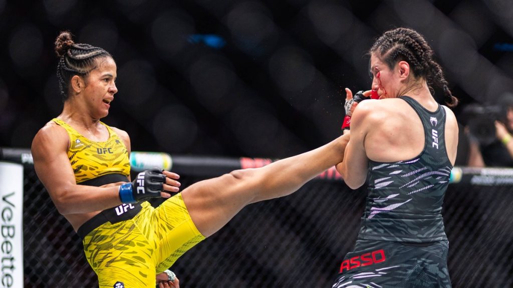 Natália Silva, de amarillo, lanza una patada alta a la cara de Alexa Grasso dentro del octágono