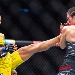 Natália Silva, de amarillo, lanza una patada alta a la cara de Alexa Grasso dentro del octágono