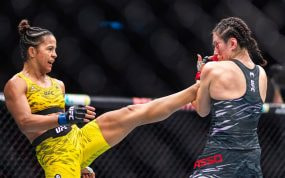 Natália Silva, de amarillo, lanza una patada alta a la cara de Alexa Grasso dentro del octágono