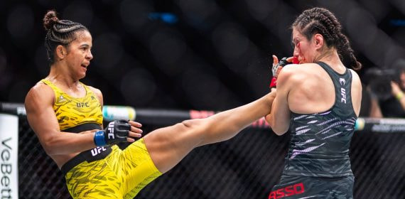 Natália Silva, de amarillo, lanza una patada alta a la cara de Alexa Grasso dentro del octágono