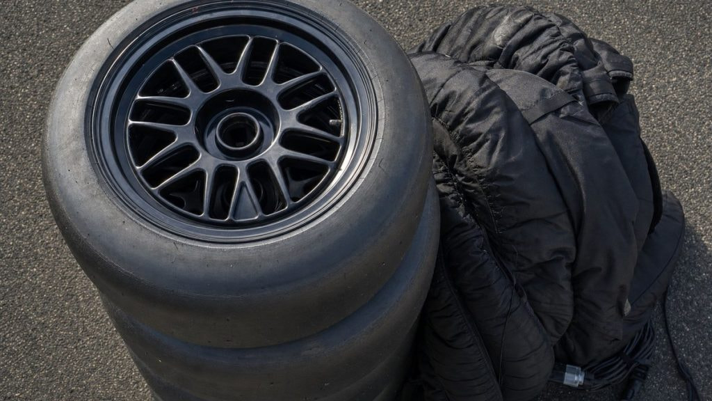 Neumáticos slick de competición apilados en el pit lane vacío de un circuito