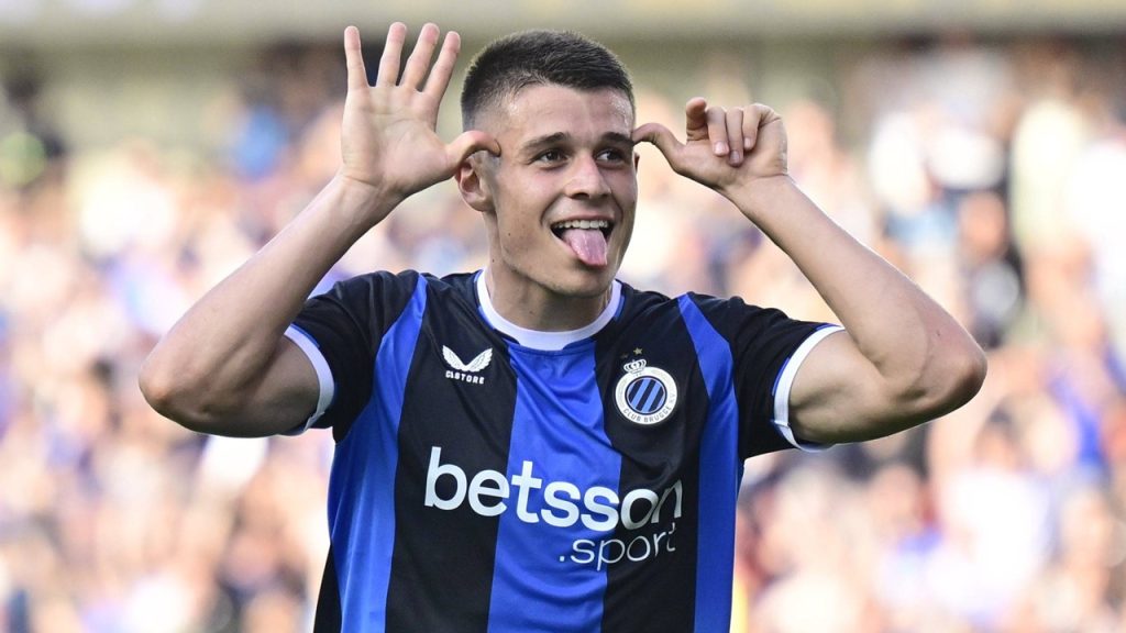 Nicolò Tresoldi celebra un gol con su equipo durante un Brujas - Gent durante un partido del playoff por la Champions League de la liga belga 2025/26.