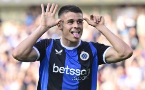 Nicolò Tresoldi celebra un gol con su equipo durante un Brujas - Gent durante un partido del playoff por la Champions League de la liga belga 2025/26.