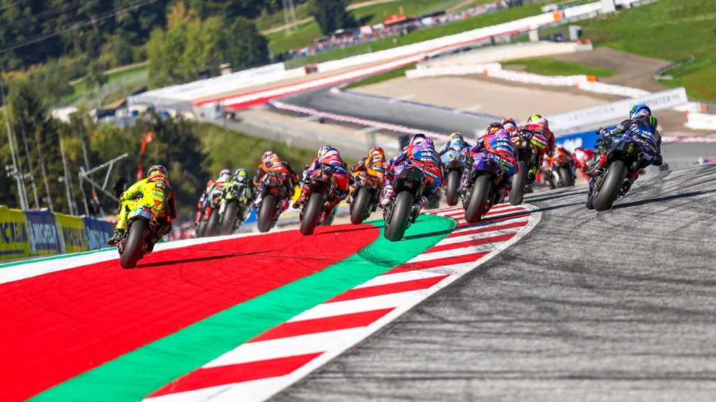 Varios pilotos de MotoGP toman una curva en el Red Bull Ring durante el Gran Premio de Austria de 2026.