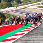 Varios pilotos de MotoGP toman una curva en el Red Bull Ring durante el Gran Premio de Austria de 2026.