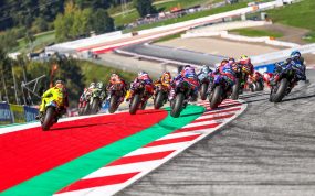 Varios pilotos de MotoGP toman una curva en el Red Bull Ring durante el Gran Premio de Austria de 2026.