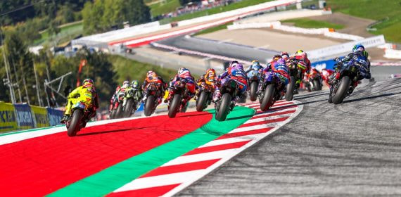 Varios pilotos de MotoGP toman una curva en el Red Bull Ring durante el Gran Premio de Austria de 2026.