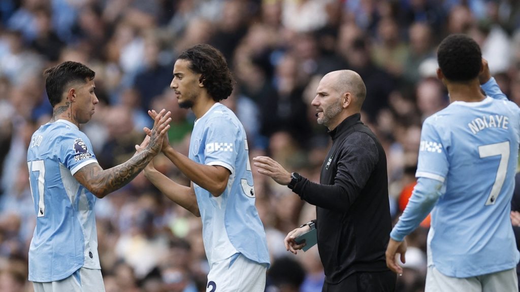 Ayyoub Bouaddi sale al campo en sustitución de Enzo Fernández en la victoria del Manchester City ante el Coventry en la Premier League 2026/27.