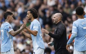 Ayyoub Bouaddi sale al campo en sustitución de Enzo Fernández en la victoria del Manchester City ante el Coventry en la Premier League 2026/27.