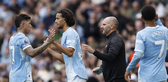 Ayyoub Bouaddi sale al campo en sustitución de Enzo Fernández en la victoria del Manchester City ante el Coventry en la Premier League 2026/27.