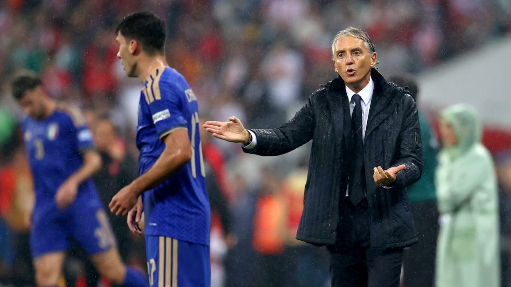 Roberto Mancini da indicaciones a Nicolò Cambiaghi durante el partido de la Nations League 2026/27 entre Turquía e Italia disputado en Bursa.