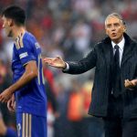 Roberto Mancini da indicaciones a Nicolò Cambiaghi durante el partido de la Nations League 2026/27 entre Turquía e Italia disputado en Bursa.