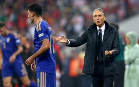 Roberto Mancini da indicaciones a Nicolò Cambiaghi durante el partido de la Nations League 2026/27 entre Turquía e Italia disputado en Bursa.