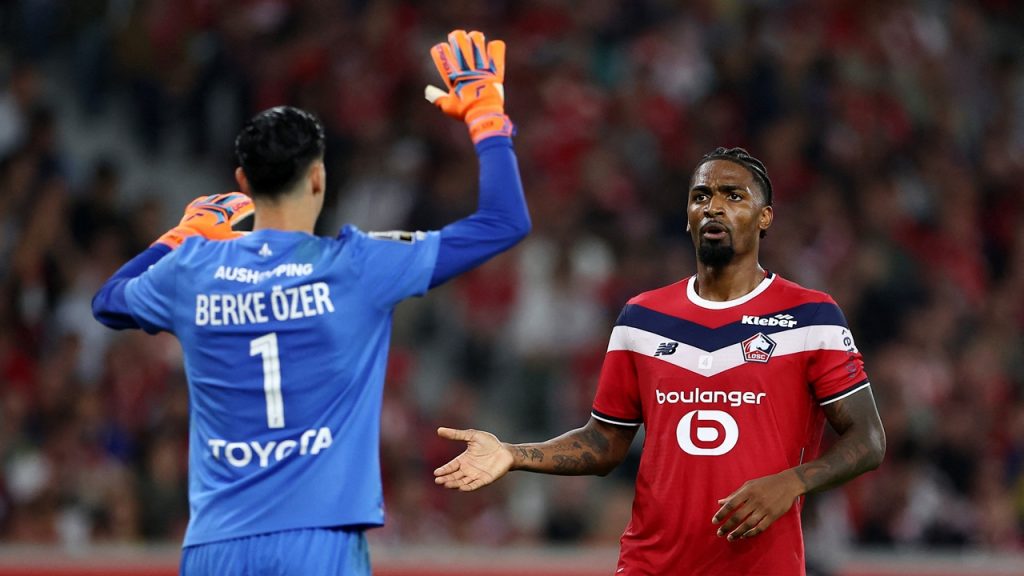Berke Ozer y Alexsandro se chocan las manos en el duelo entre el Lille de Davide Ancelotti y el PSG de la Ligue 1 2026/27.