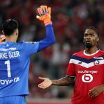 Berke Ozer y Alexsandro se chocan las manos en el duelo entre el Lille de Davide Ancelotti y el PSG de la Ligue 1 2026/27.