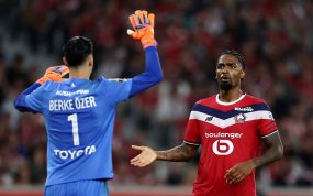 Berke Ozer y Alexsandro se chocan las manos en el duelo entre el Lille de Davide Ancelotti y el PSG de la Ligue 1 2026/27.