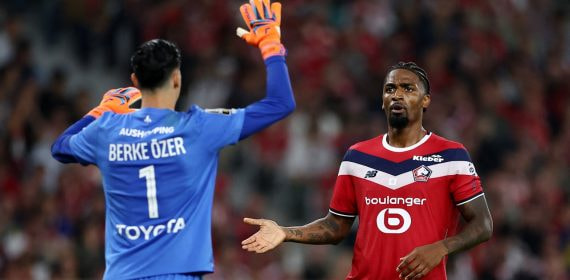 Berke Ozer y Alexsandro se chocan las manos en el duelo entre el Lille de Davide Ancelotti y el PSG de la Ligue 1 2026/27.