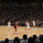 Pabellón lleno durante un partido de baloncesto femenino visto desde una esquina de la pista