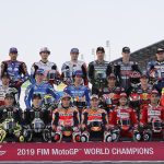 Los pilotos del Mundial de MotoGP posan en la parrilla ante el cartel oficial del campeonato